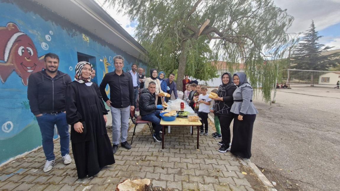 ÖĞRENCİLERİMİZE YEMEK İKRAMIMIZ